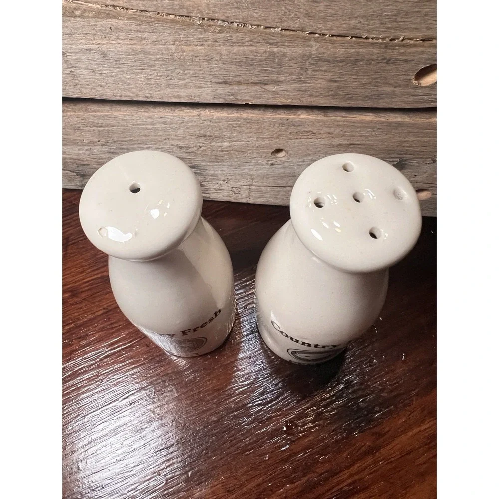 Farm Country Fresh Milk‎ Bottle Salt and Pepper Shakers Vintage Rooster and Pig